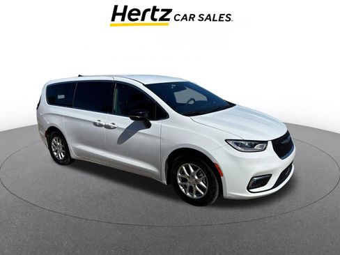 Used 2025 Chrysler Pacifica Select image 1