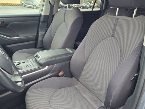 Used 2022 Toyota Highlander LE image 12