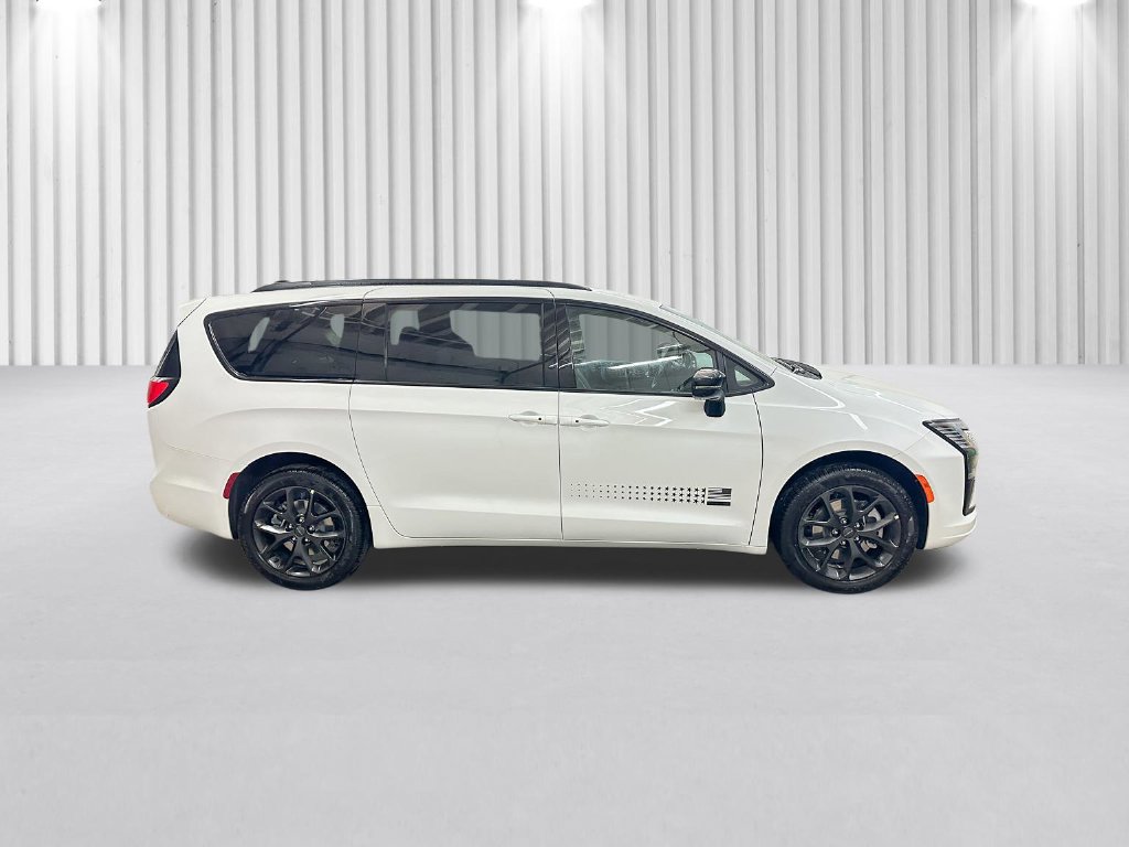 New 2027 Chrysler Pacifica Select AWD/4WD image 3