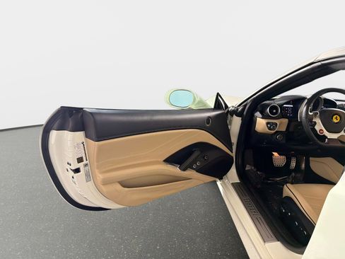 Used 2016 Ferrari California T image 28