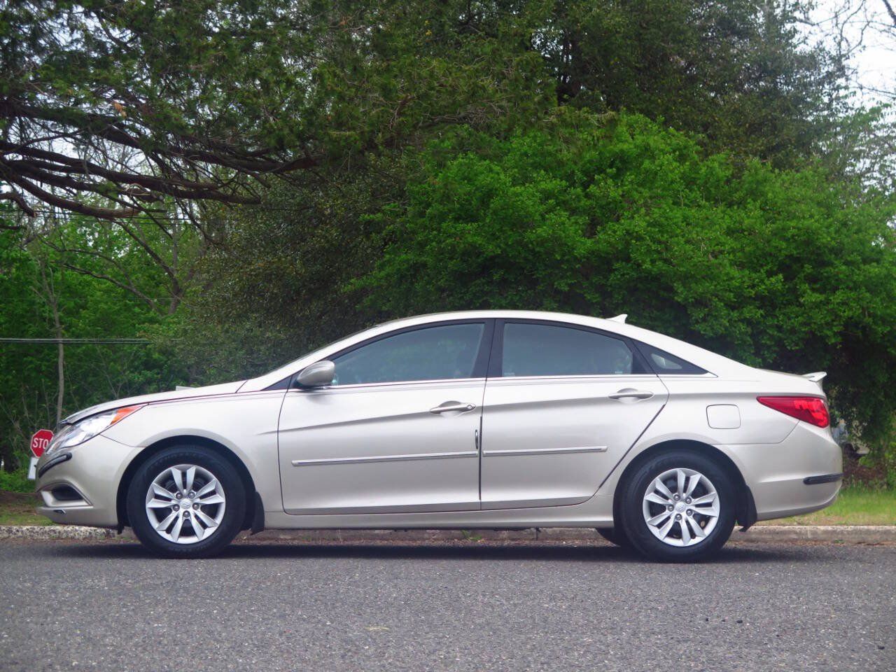 Used 2011 Hyundai Sonata GLS FWD image 2