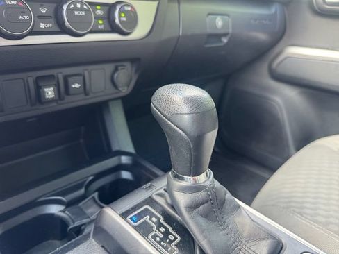 Used 2022 Toyota Tacoma SR5 w/ Technology Package AWD/4WD image 15