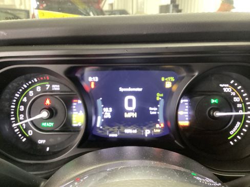 Used 2025 Jeep Wrangler Unlimited Sahara w/ Safety Group AWD/4WD image 22