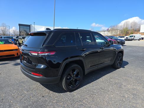 Used 2023 Jeep Grand Cherokee Altitude image 3