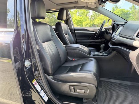 Used 2019 Toyota Highlander XLE AWD/4WD image 27
