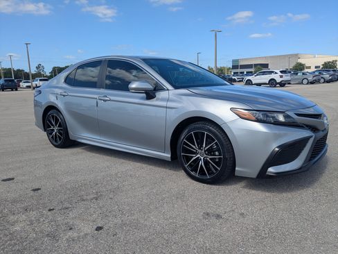 Used 2024 Toyota Camry SE FWD image 2