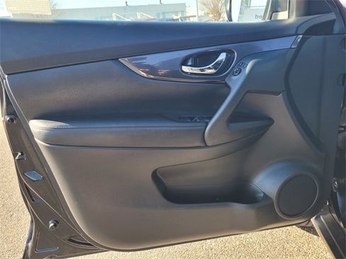 Used 2018 Nissan Rogue SV image 18