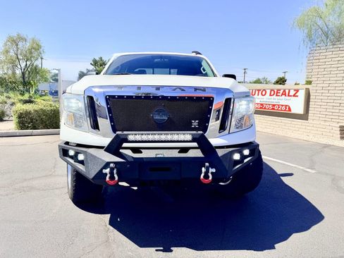 Used 2017 Nissan Titan SV RWD image 3