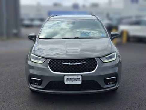 Used 2022 Chrysler Pacifica Touring-L FWD image 4