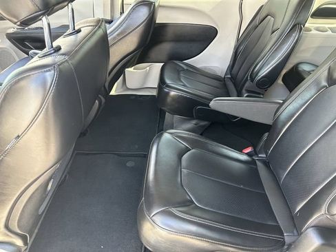 Used 2024 Chrysler Pacifica Touring-L FWD image 18