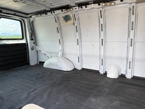 Used 2016 Chevrolet Express 2500 RWD image 27