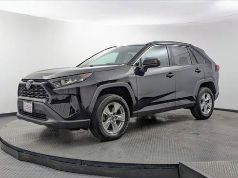 Used 2021 Toyota RAV4 LE AWD/4WD image 2