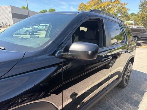 Used 2025 Honda Pilot Sport image 4