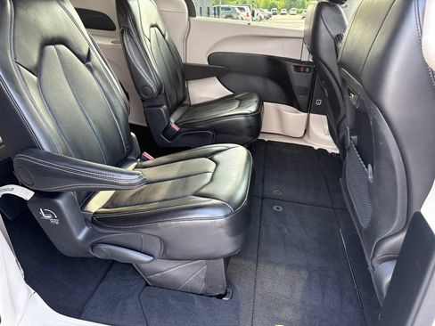 Used 2024 Chrysler Pacifica Touring-L FWD image 12