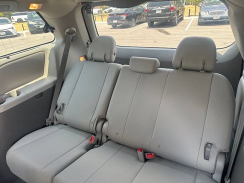 Used 2020 Toyota Sienna XLE Premium FWD image 11