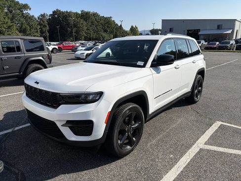 Used 2024 Jeep Grand Cherokee Altitude AWD/4WD image 4