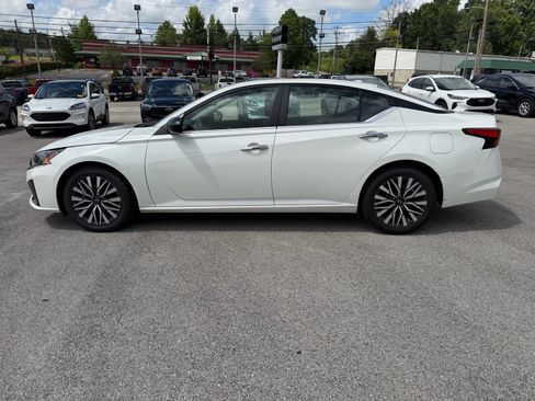 Used 2024 Nissan Altima 2.5 SV FWD image 10