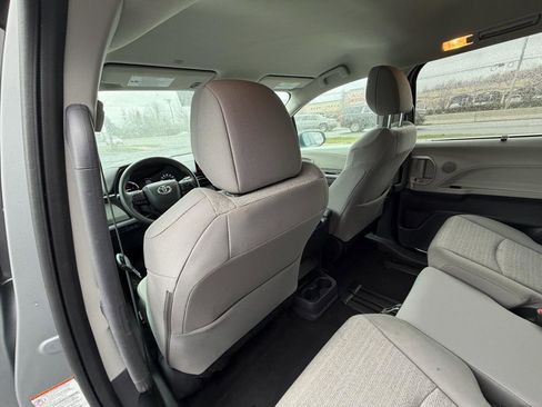 Used 2024 Toyota Sienna LE image 19