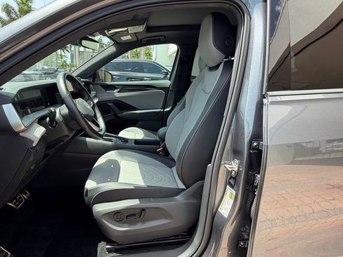 Certified 2025 Volkswagen Tiguan SE R-Line FWD image 11