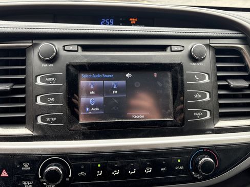 Used 2017 Toyota Highlander LE AWD/4WD image 21