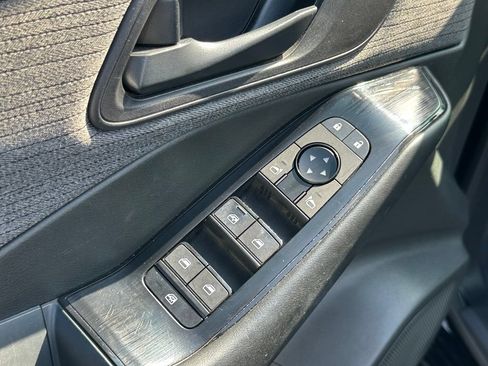 Used 2023 Nissan Rogue S FWD image 13