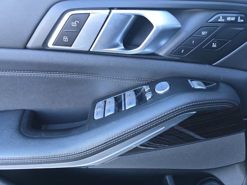 Used 2024 BMW X7 xDrive40i w/ Premium Package image 10