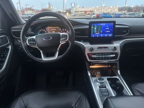 Used 2022 Ford Explorer XLT w/ Equipment Group 202A image 12