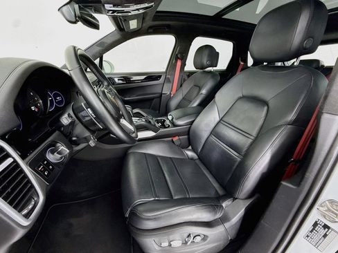 Certified 2019 Porsche Cayenne Turbo AWD/4WD image 5