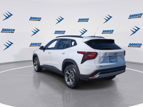 Used 2025 Chevrolet Trax LT w/ LT Convenience Package image 6