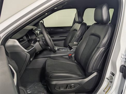 New 2025 Jeep Grand Cherokee Altitude image 12