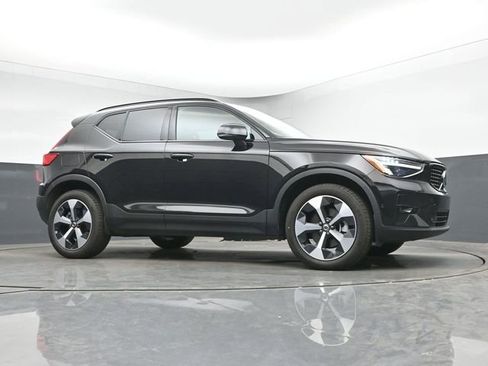 Used 2025 Volvo XC40 B5 Plus AWD/4WD image 14