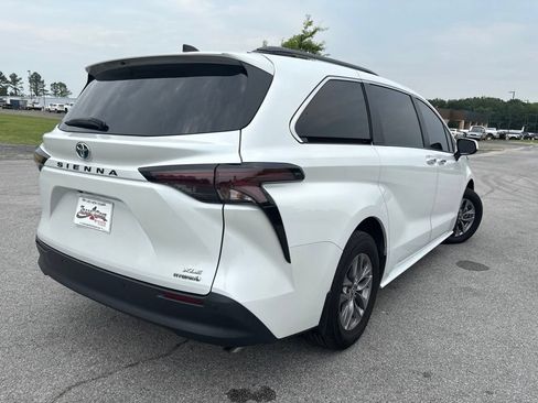 Used 2024 Toyota Sienna XLE FWD image 7