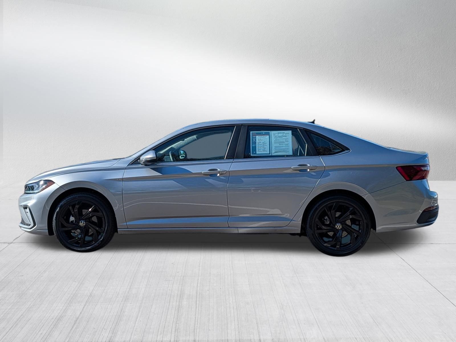 Certified 2025 Volkswagen Jetta SE FWD image 4