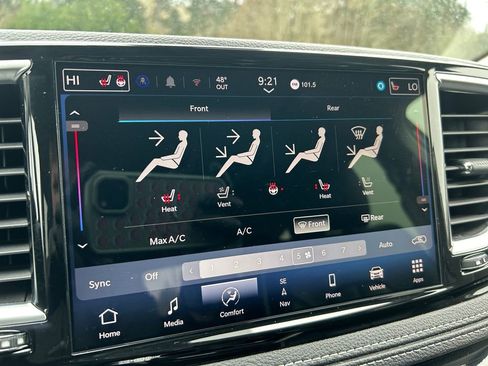 Used 2024 Chrysler Pacifica Limited image 36