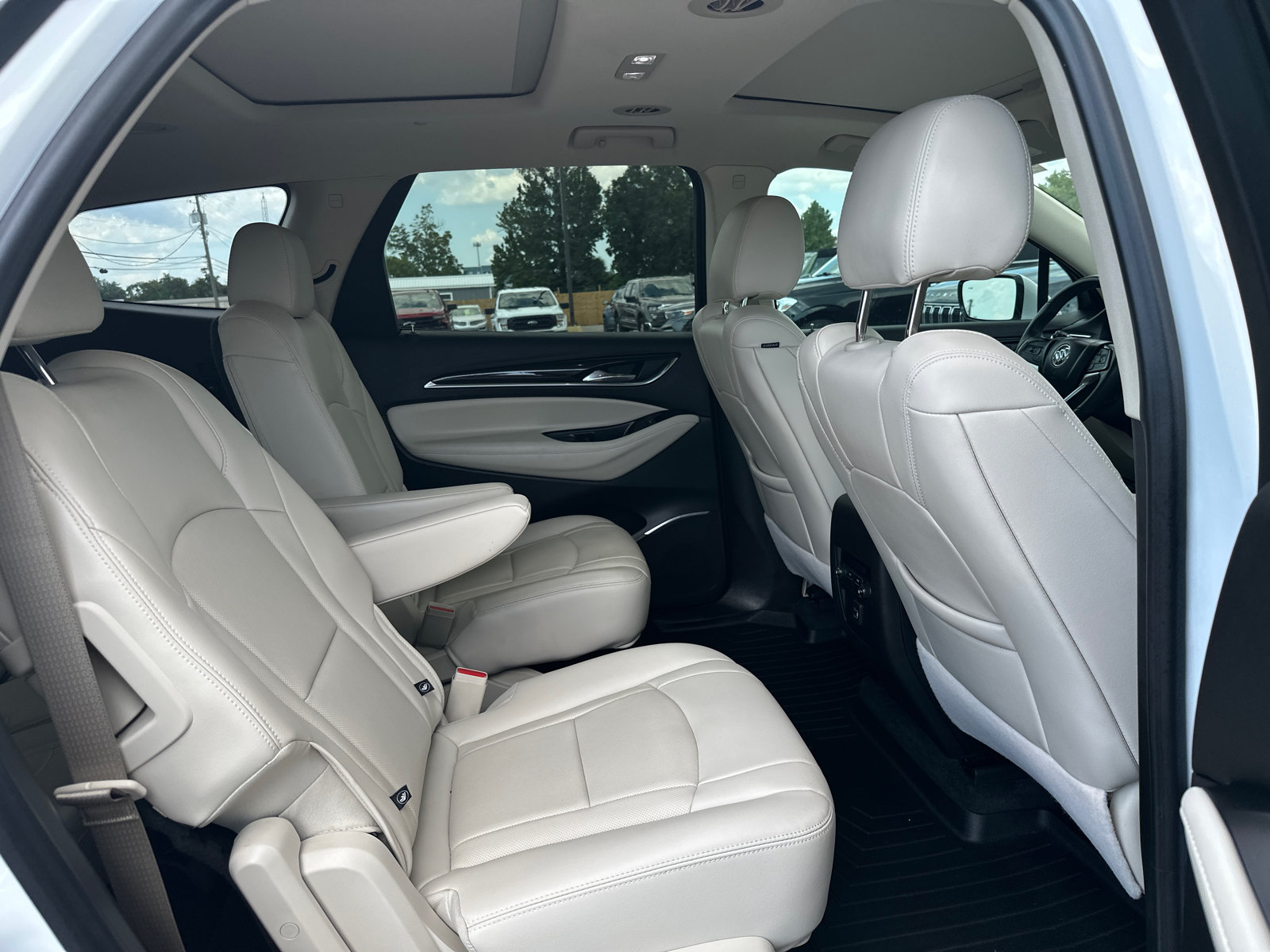 Used 2022 Buick Enclave Essence w/ Experience Buick Package FWD image 19