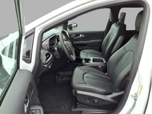 New 2026 Chrysler Pacifica Select image 23
