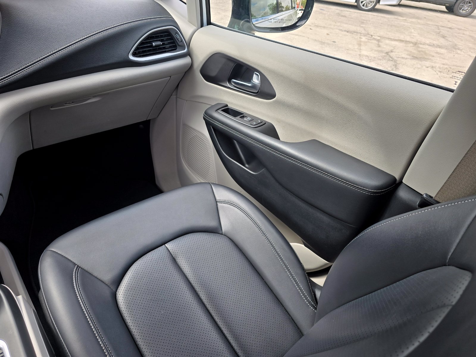 Used 2024 Chrysler Pacifica Limited FWD image 20