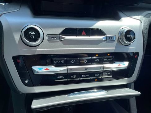 Certified 2022 Ford Explorer XLT w/ Equipment Group 202A AWD/4WD image 38