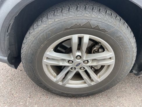 Used 2021 Ford Explorer XLT image 5