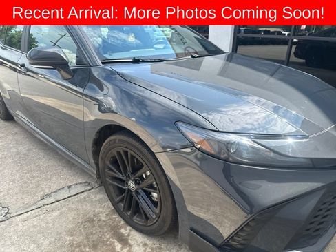 Used 2025 Toyota Camry SE FWD image 1
