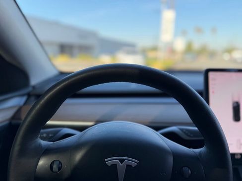 Used 2024 Tesla Model Y Long Range AWD/4WD image 9