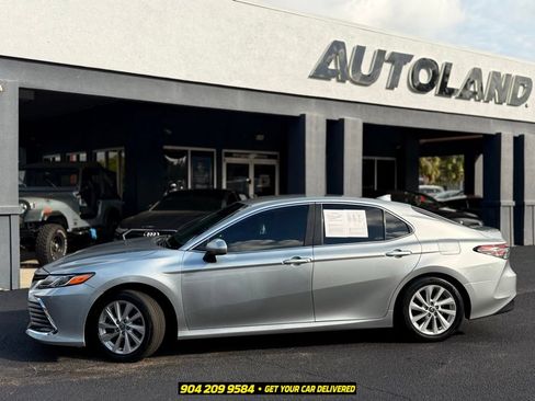 Used 2022 Toyota Camry LE FWD image 4