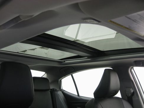 Used 2025 Toyota Camry XLE image 3