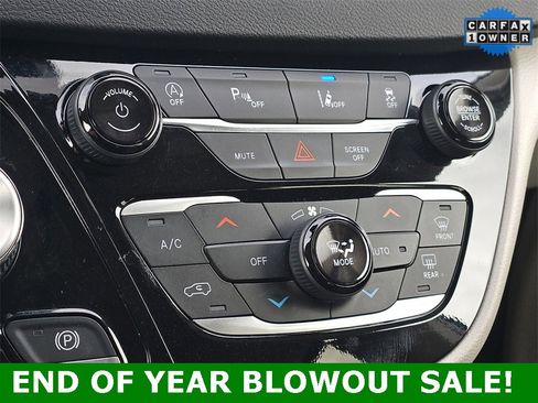 Used 2024 Chrysler Pacifica Touring-L image 17