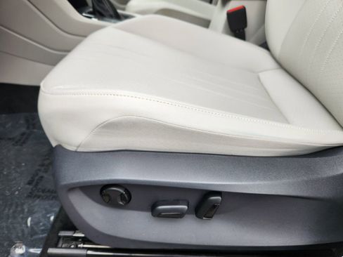 Used 2024 Volkswagen Tiguan SE image 25