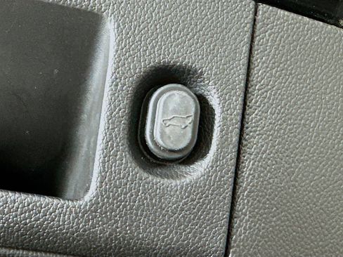 Used 2019 Cadillac Escalade ESV Luxury image 32