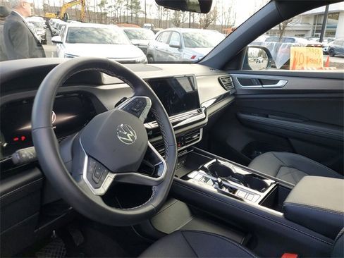 Certified 2025 Volkswagen Atlas Cross Sport SE w/ Panoramic Sunroof Package image 18