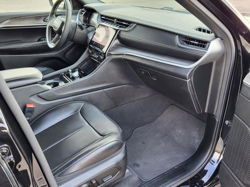 Used 2024 Jeep Grand Cherokee L Limited w/ Luxury Tech Group II image 9