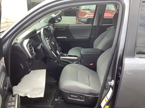 Used 2022 Toyota Tacoma SR5 AWD/4WD image 9