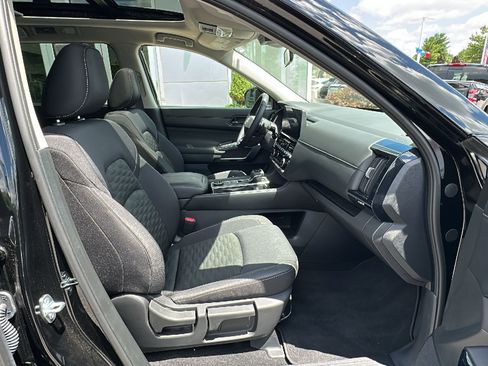 Used 2026 Nissan Pathfinder SV w/ SV Premium Package AWD/4WD image 24
